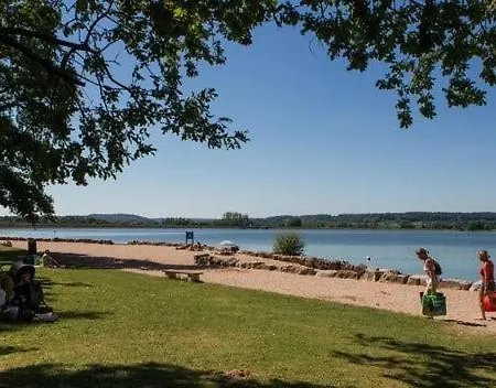 Du Campismo de Luxo Villegusien-le-Lac
